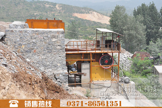 花崗巖顎式破碎機(jī)生產(chǎn)現(xiàn)場(chǎng)